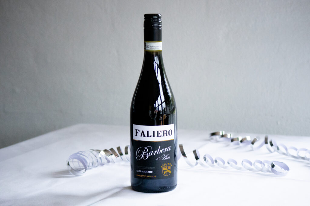 Husets rødvin · Faliero  2022 Barbera d´Asti Superiore Piemonte, Italien · 75 cl